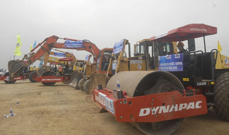 Lực lượng của Cienco5 v&agrave; Cienco1 ra qu&acirc;n ngay sau lễ triển khai tho c&ocirc;ng.