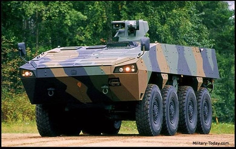 Xe bọc th&eacute;p đa năng Patria AMV l&agrave; một trong những sản phẩm quốc ph&ograve;ng do h&atilde;ng Patria của Phần Lan chế tạo, với vũ kh&iacute; cơ bản l&agrave; s&uacute;ng m&aacute;y 12,7 mm v&agrave; lựu ph&aacute;o 40 mm. Patria AMV được đ&aacute;nh gi&aacute; l&agrave; một trong những xe bọc th&eacute;p c&oacute; khả năng chống m&igrave;n tốt nhất thế giới. Khung xe c&oacute; thể chịu được sức c&ocirc;ng ph&aacute; của 10 kg thuốc nổ TNT. Ảnh: news.cn/mil.