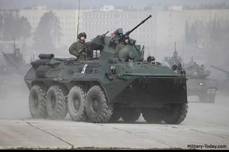 Xe bọc th&eacute;p BTR-82 được n&acirc;ng cấp từ BTR-80 8x8. BTR-82 được trang bị s&uacute;ng m&aacute;y 14,5 mm v&agrave; phi&ecirc;n bản BTR-82 A c&ograve;n c&oacute; ph&aacute;o 30 mm. Tuy nhi&ecirc;n, do thiết kế cửa n&ecirc;n binh sĩ dễ bị thương khi xuống xe tr&ecirc;n chiến trường. Ảnh: news.cn/mil.