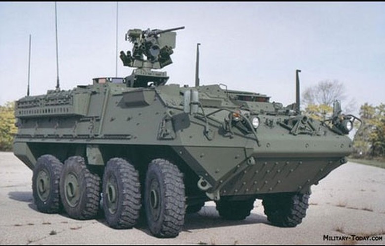 Xe bọc th&eacute;p Stryker do h&atilde;ng General Dynamics Land Systems (Mỹ) nghi&ecirc;n cứu ph&aacute;t triển dựa tr&ecirc;n d&ograve;ng xe Piranha, Thụy Điển. Stryker c&oacute; nhiều biến thể, tuy nhi&ecirc;n ch&uacute;ng đều c&oacute; chung khung th&acirc;n với động cơ, hệ thống truyền động. Hệ thống dẫn động 8 b&aacute;nh ri&ecirc;ng biệt g&oacute;p phần gi&uacute;p chiếc xe dễ d&agrave;ng kiểm so&aacute;t tr&ecirc;n những địa h&igrave;nh hiểm trở hay b&ugrave;n lầy. Hệ thống điều chỉnh &aacute;p lực lốp xe CTIS c&oacute; thể thay đổi độ căng của lốp xe ngay từ b&ecirc;n trong, gi&uacute;p n&oacute; linh hoạt hơn rất nhiều. Khi cần tăng tốc, n&oacute; sẽ tăng &aacute;p lực l&agrave;m lốp căng v&agrave; khi vượt địa h&igrave;nh, n&oacute; sẽ l&agrave;m lốp xẹp để b&aacute;m đường tốt hơn. Stryker c&oacute; thể đạt tốc độ tối đa 105 km/h. B&igrave;nh chứa nhi&ecirc;n liệu dung t&iacute;ch 200 l&iacute;t gi&uacute;p chiếc xe c&oacute; thể đi một qu&atilde;ng đường d&agrave;i 530 km. Ảnh: news.cn/mil.