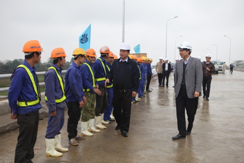 Bộ trưởng Đinh La Thăng động vi&ecirc;n c&aacute;n bộ, c&ocirc;ng nh&acirc;n thi c&ocirc;ng cầu Đ&ocirc;ng Tr&ugrave; v&agrave; Vĩnh Thịnh