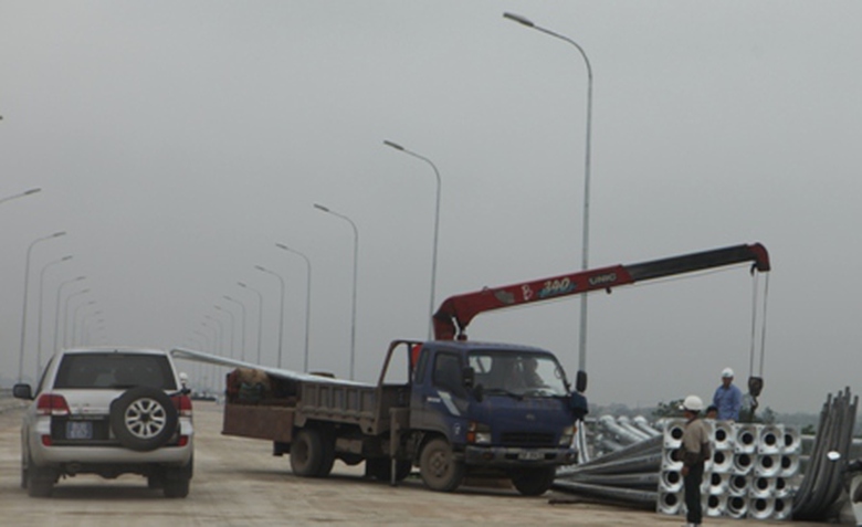 Cầu Vĩnh Thịnh đang được thi c&ocirc;ng ho&agrave;n thiện những hạng mục cuối c&ugrave;ng