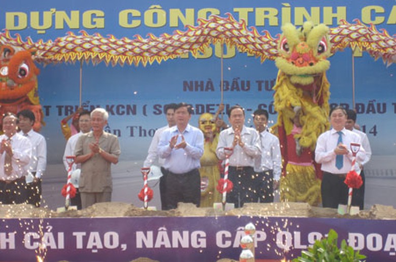 Bộ trưởng Đinh La Thăng c&ugrave;ng l&atilde;nh đạo TP Cần Thơ thực hiện nghi lễ khởi c&ocirc;ng