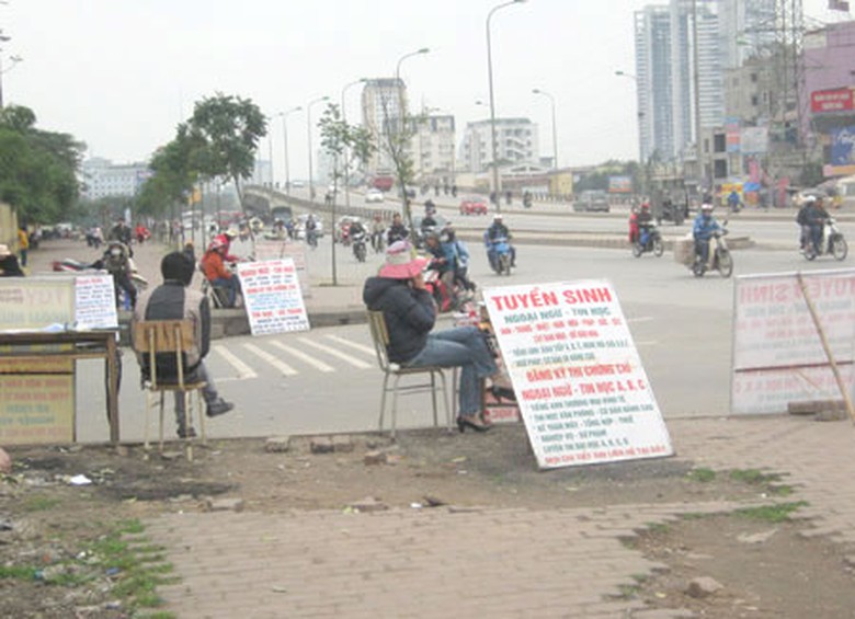 Nhiều người c&oacute; nhu cầu đ&aacute;nh b&oacute;ng bộ hồ sơ đ&atilde; t&igrave;m đến c&aacute;c &ldquo;chợ&rdquo; chứng chỉ