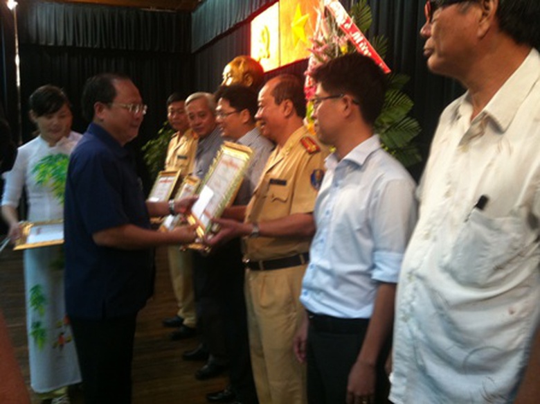 Tặng bằng khen cho những c&aacute; nh&acirc;n c&oacute; th&agrave;nh t&iacute;ch xuất sắc, s&aacute;ng kiến trong c&ocirc;ng t&aacute;c đảm bảo TTATGT 