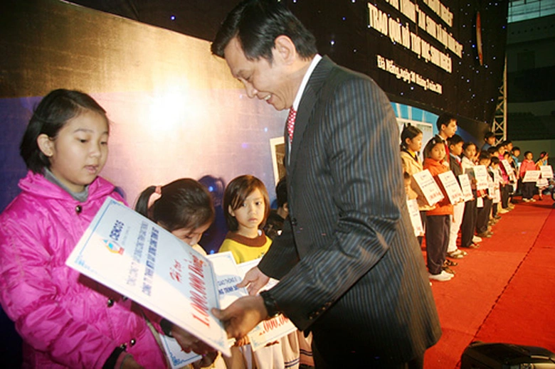 L&atilde;nh đạo C&ocirc;ng ty 507 trao qu&agrave; cho