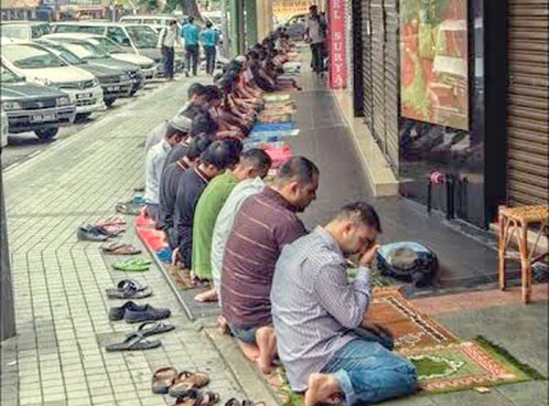 Người d&acirc;n Malaysia cầu nguyện cho những h&agrave;nh kh&aacute;ch tr&ecirc;n chuyến bay mất t&iacute;ch