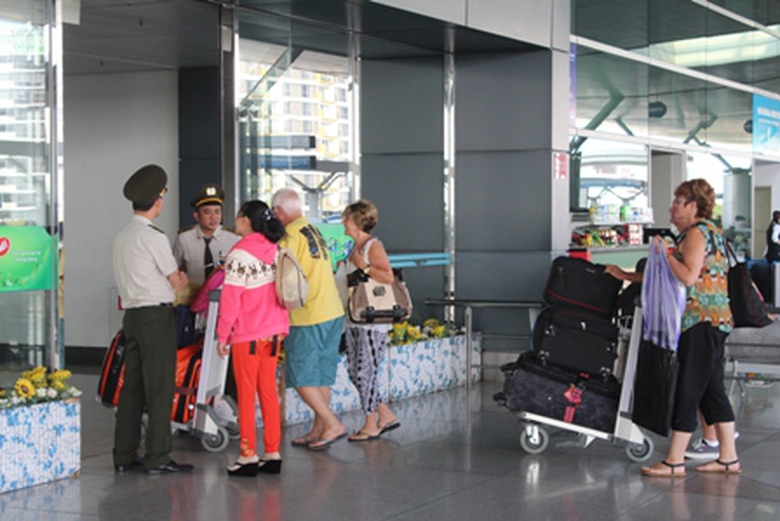 Lực lượng an ninh được bố tr&iacute; ở cửa để kiểm tra, hướng dẫn h&agrave;nh kh&aacute;ch v&agrave;o trong l&agrave;m thủ tục