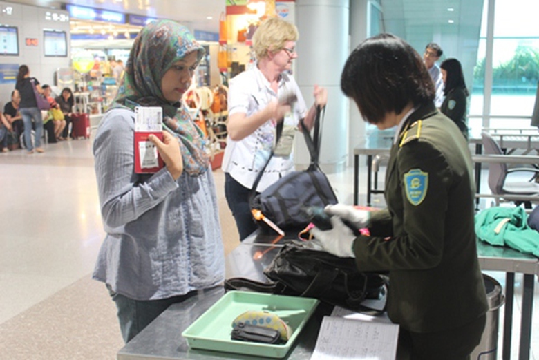 Kiểm tra ngẫu nhi&ecirc;n h&agrave;nh l&yacute; x&aacute;ch tay đ&atilde; qua soi chiếu v&agrave; phỏng vấn h&agrave;nh kh&aacute;ch