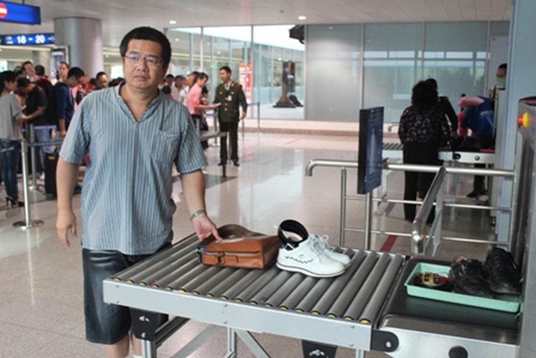 Ngay cả d&agrave;y của h&agrave;nh kh&aacute;ch cũng được y&ecirc;u cầu cởi ra để đưa qua m&aacute;y soi chiếu kiểm tra