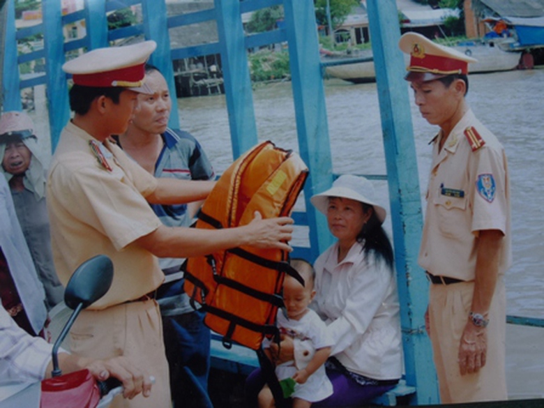 CSGT đường thuỷ tuy&ecirc;n truyền cho người d&acirc;n về tầm quan trọng của việc sử dụng &aacute;o phao khi đi đ&ograve;. 