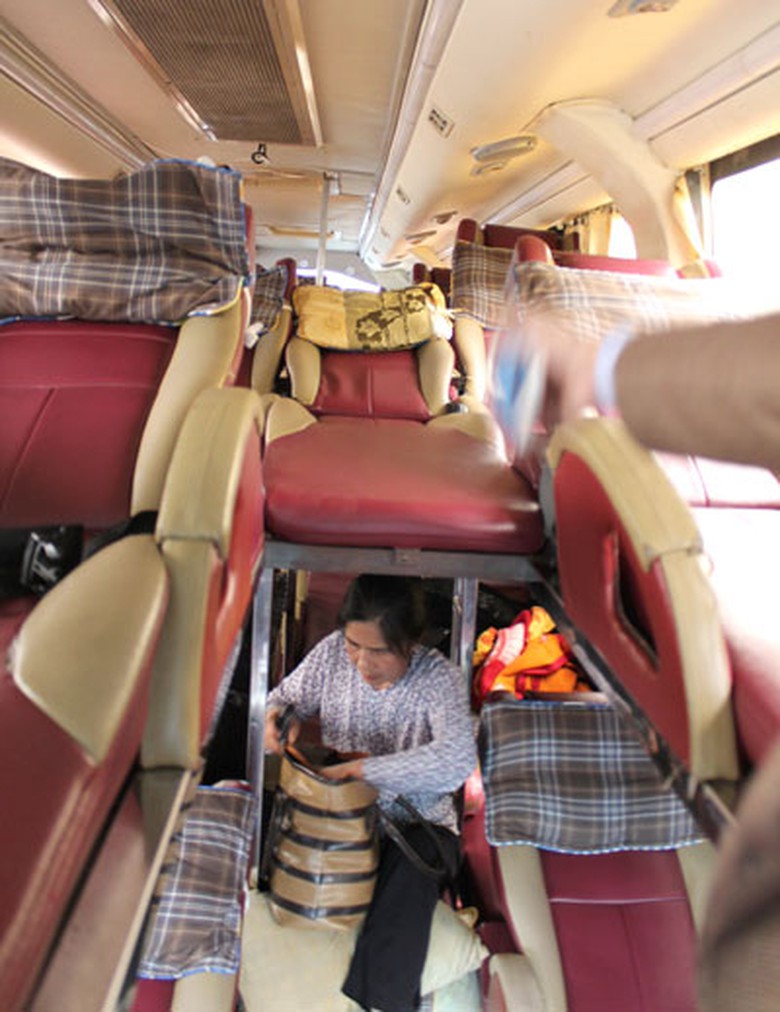 Xe kh&aacute;ch BKS 73L-7829 vi phạm bố tr&iacute; th&ecirc;m giường nằm dọc lối đi