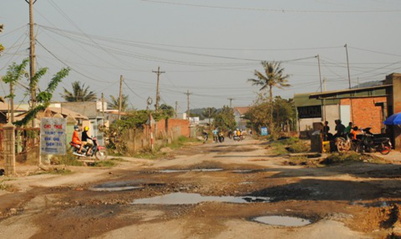 Giữa m&ugrave;a kh&ocirc; m&agrave; mặt đường lầy lội chẳng kh&aacute;c m&ugrave;a mưa
