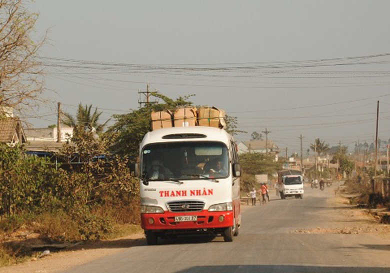 Xe kh&aacute;ch v&ocirc; tư chở h&agrave;ng qu&aacute; tải tr&ecirc;n n&oacute;c xe