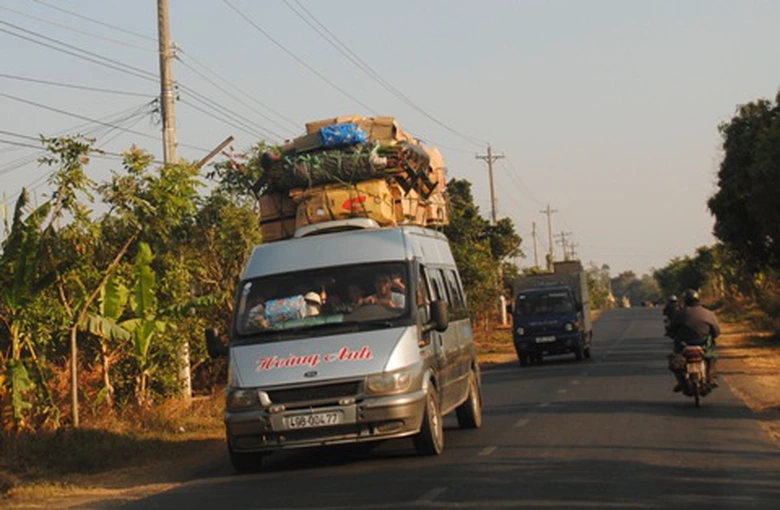 Xe kh&aacute;ch nhỏ chở h&agrave;ng tr&ecirc;n n&oacute;c c&ograve;n kinh ho&agrave;ng hơn