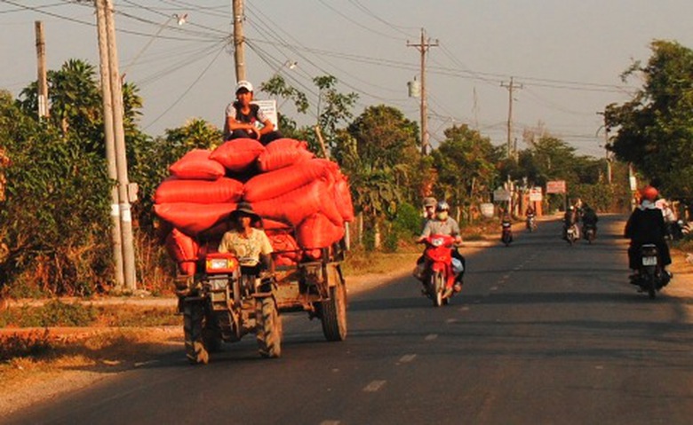 Đến cả c&ocirc;ng n&ocirc;ng cũng v&ocirc; tư chở người, chở qu&aacute; tải 