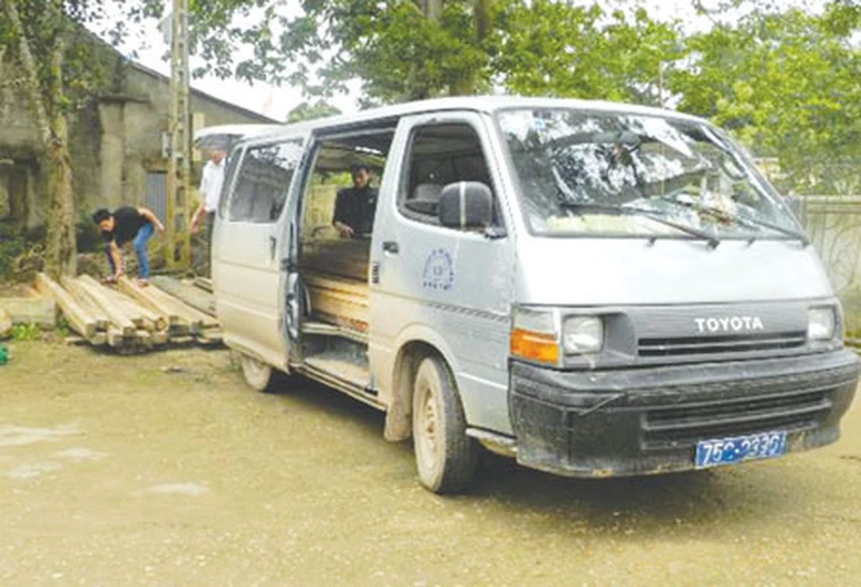 Chiếc xe v&agrave; tang vật bị bắt giữ