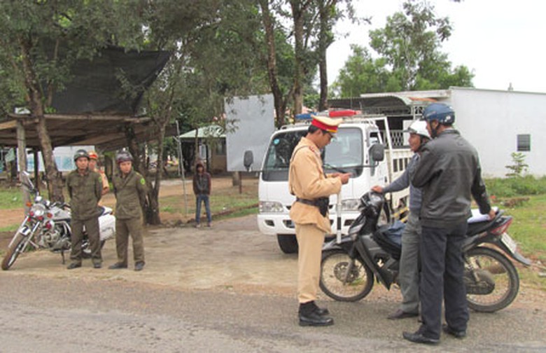 CSGT Kon Tum kiểm tra người đi xe m&aacute;y vi phạm