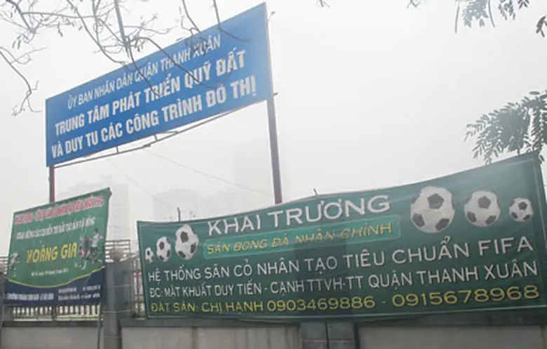 Băng rôn quảng cáo dịch vụ bên ngoài tường rào phần đất dự án