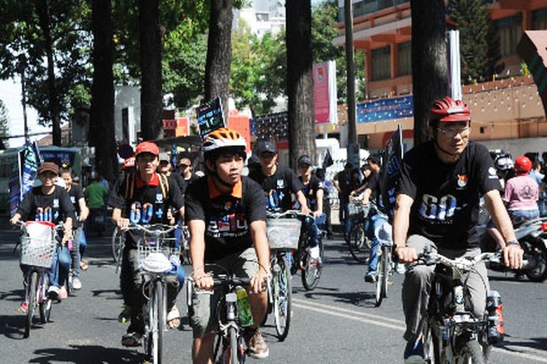 T&igrave;nh nguyện vi&ecirc;n đạp xe ph&aacute;t động chương tr&igrave;nh Giờ Tr&aacute;i đất 2014