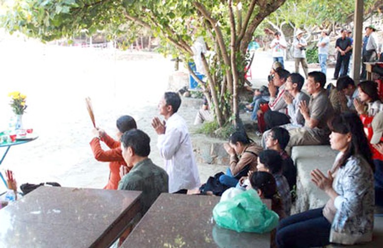 Người nh&agrave; nạn nh&acirc;n thắp hương cầu nguyện