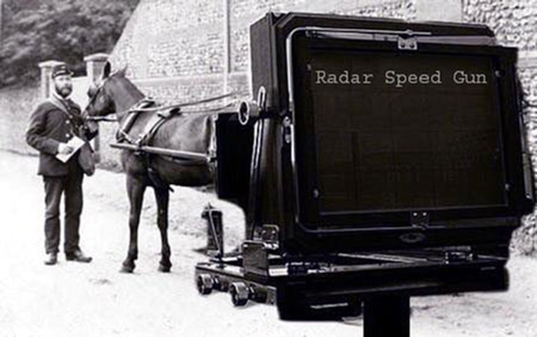 Camera bắn tốc độ với k&iacute;ch thước đồ sộ thời kỳ đầu.