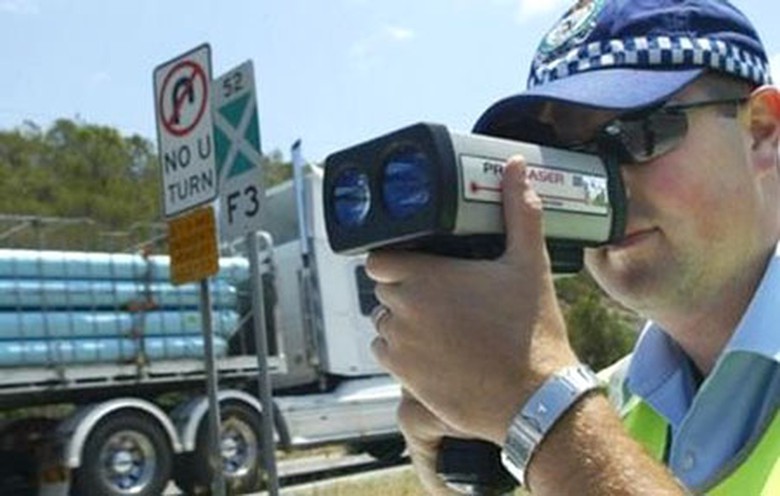 Với camera di động, cảnh s&aacute;t giao th&ocirc;ng c&oacute; thể n&uacute;p ở bất kỳ đ&acirc;u để &lsquo;bắn&rsquo; tốc độ.