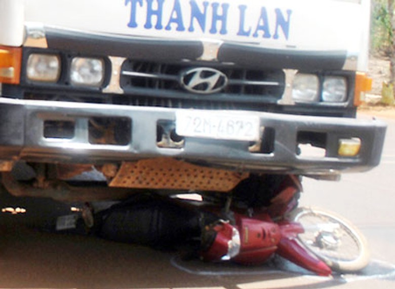 Xe m&aacute;y bị &ocirc;t&ocirc; k&eacute;o l&ecirc; hơn 20m. 