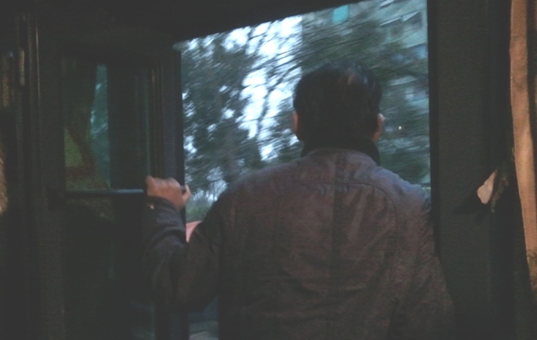 Từ tờ mờ s&aacute;ng, ngay khi chạy tốc độ cao tr&ecirc;n cao tốc Ph&aacute;p V&acirc;n - Cầu Giẽ, phụ xe đ&atilde; mở cửa sẵn s&agrave;ng đ&oacute;n kh&aacute;ch dọc đường