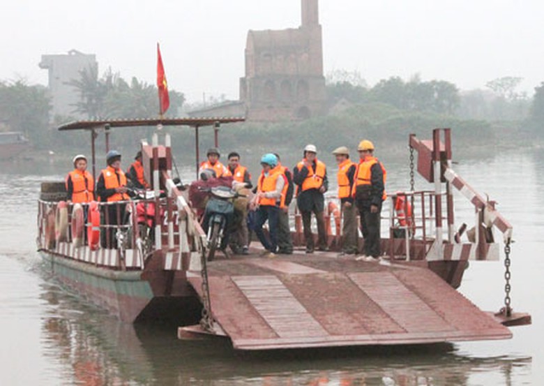 Người đi đ&ograve; nghi&ecirc;m t&uacute;c mặc &aacute;o phao tại Bến đ&ograve; Huyện (x&atilde; Hải Minh, huyện Hải Hậu, Nam Định)