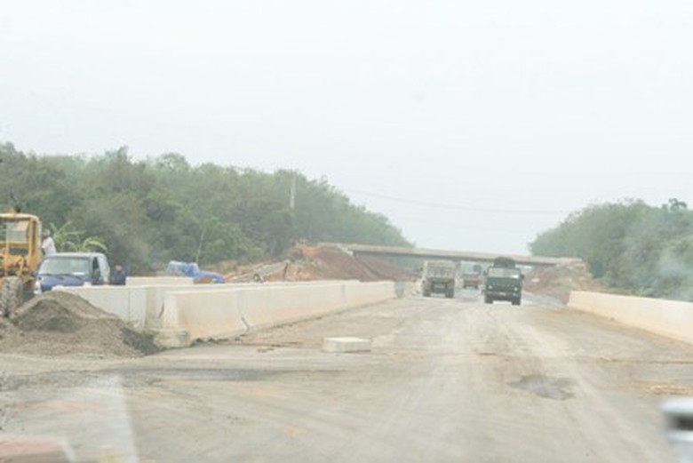 C&ocirc;ng trường đang ngổn ngang