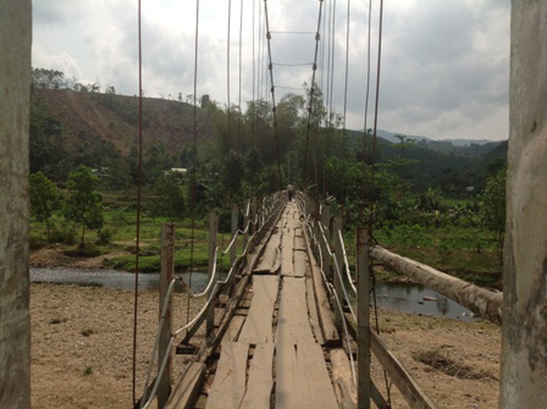 Trong đ&oacute; c&oacute; 63 cầu tạm do người d&acirc;n tự x&acirc;y dựng, kh&ocirc;ng c&oacute; bản vẽ thiết kế v&agrave; đang xuống cấp.