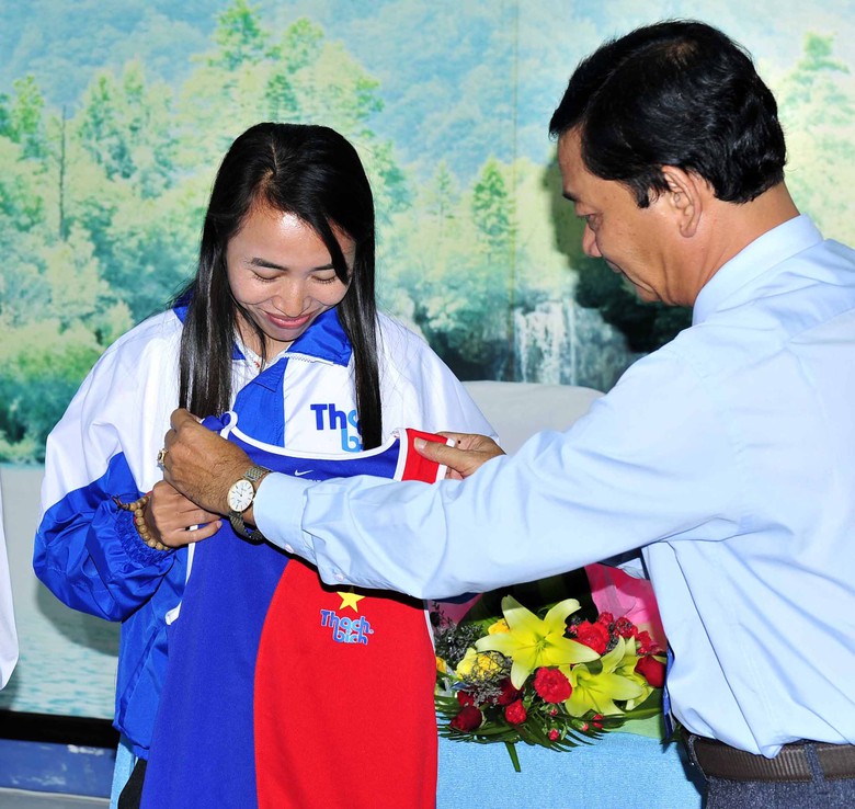 &Ocirc;ng Hồ Văn V&acirc;n trao tặng &aacute;o thi đấu cho vận động vi&ecirc;n Phạm Thị B&igrave;nh