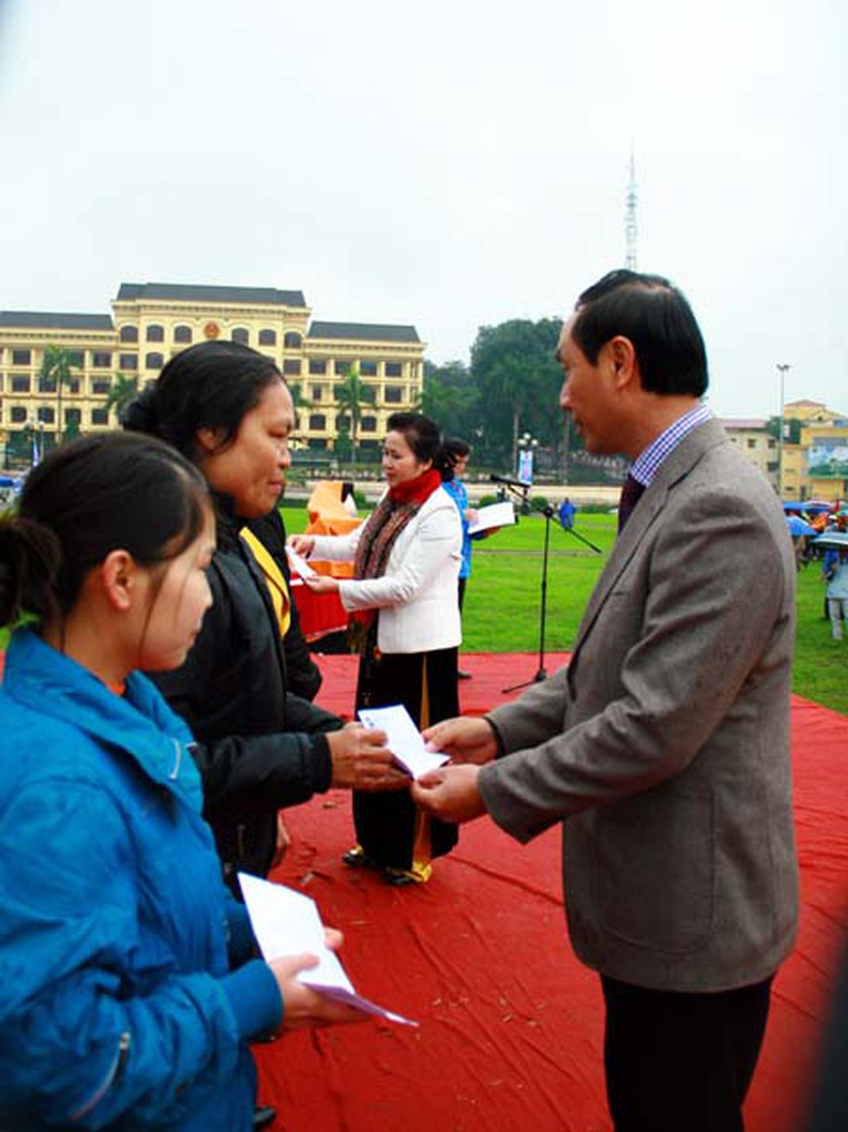 Thứ trưởng Bộ GTVT L&ecirc; Đ&igrave;nh Thọ tặng qu&agrave; cho c&aacute;c gia đ&igrave;nh nạn nh&acirc;n TNGT.