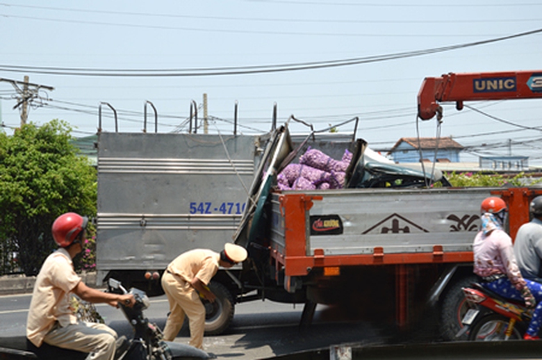 Xe tải bị r&aacute;ch toạc một đường đến giữa th&acirc;n xe