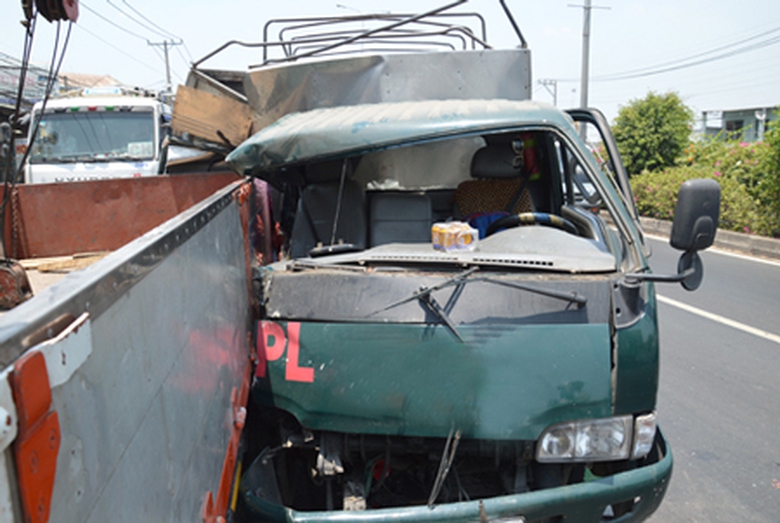 C&uacute; va chạm mạnh với xe tải cẩu khiến ch&aacute;u Huy ngồi b&ecirc;n ghế phụ bị đứt l&igrave;a b&agrave;n ch&acirc;n