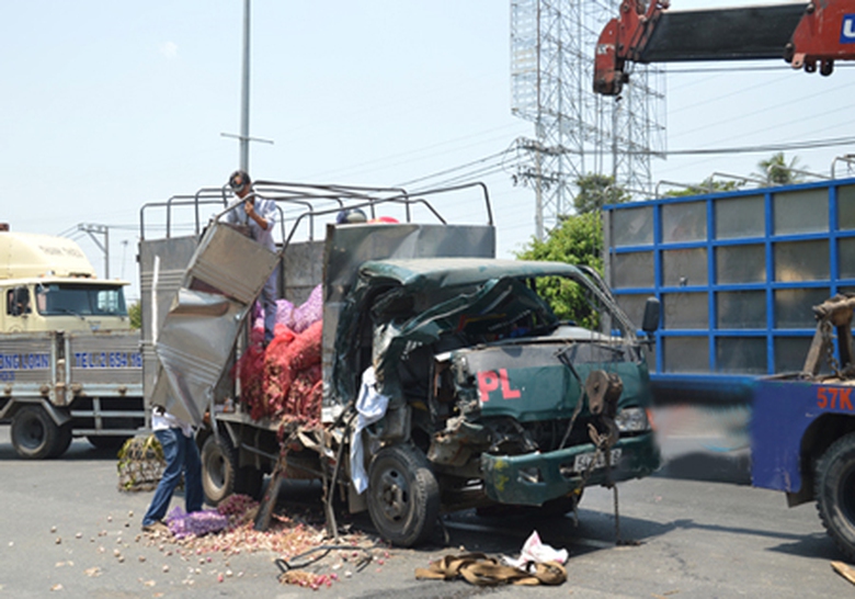 Xe tải chở n&ocirc;ng sản bị n&aacute;t đầu, r&aacute;ch toạc 