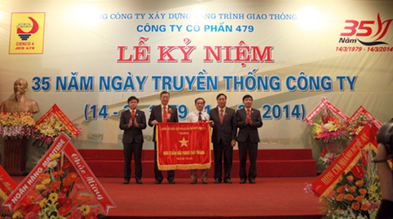 Ban l&atilde;nh đạo C&ocirc;ng ty CP 479 vinh dự nhận Cờ thi đua của Ch&iacute;nh phủ