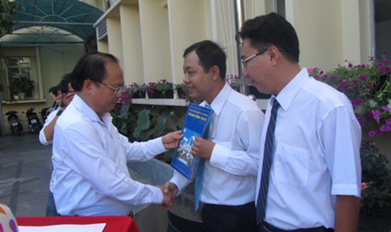 &Ocirc;ng Tất Th&agrave;nh Cang, Gi&aacute;m đốc Sở GTVT TPHCM trao quyết định giao nhiệm vụ thực hiện c&aacute;c đề t&agrave;i cho c&aacute;c nh&oacute;m thạc sĩ, tiến sĩ