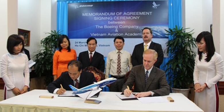 Thứ trưởng Bộ GTVT Nguyễn Văn Thể c&ugrave;ng tổng l&atilde;nh sự qu&aacute;n Mỹ chứng kiến lễ k&yacute; kết