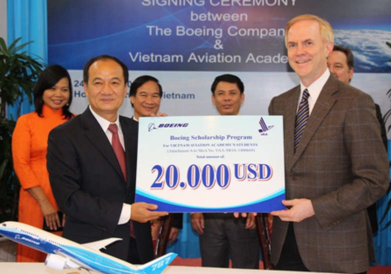 Đại diện h&atilde;ng Boeing trao học bổng 20.000USD cho gi&aacute;m đốc VAA Dương Cao Th&aacute;i Nguy&ecirc;n 
