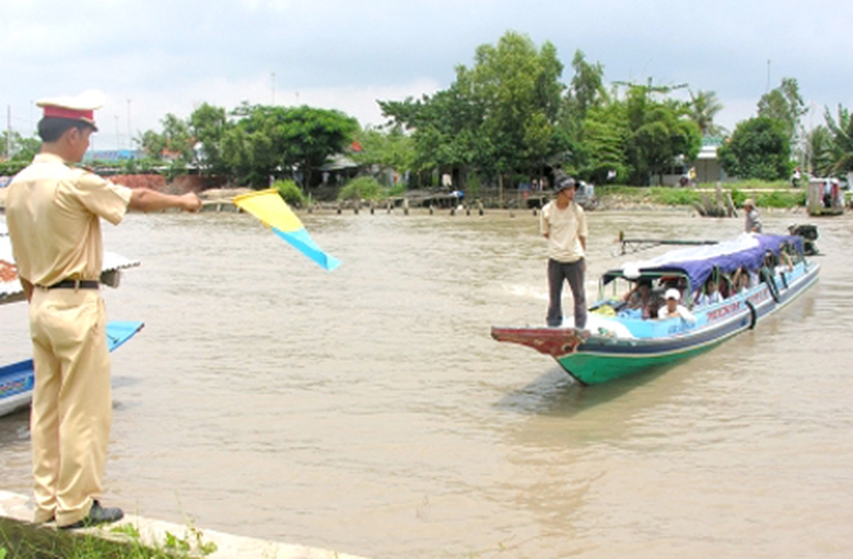 CSGT đường thủy tăng cường tuần tra, kiểm tra phương tiện tham gia giao th&ocirc;ng