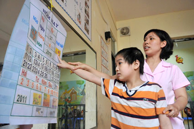 Giờ học tại một lớp thuộc Trung t&acirc;m tư vấn ph&aacute;t hiện sớm v&agrave; chăm s&oacute;c trẻ em khuyết tật tr&iacute; tuệ Sao Mai (H&agrave; Nội)