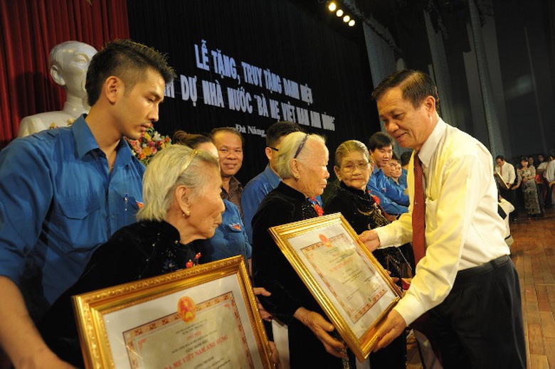 B&iacute; thư Th&agrave;nh uỷ Trần Thọ thừa uỷ nhiệm Chủ tịch nước trao v&agrave; truy tặng cho 432 B&agrave; mẹ VNAH tại Đ&agrave; Nẵng