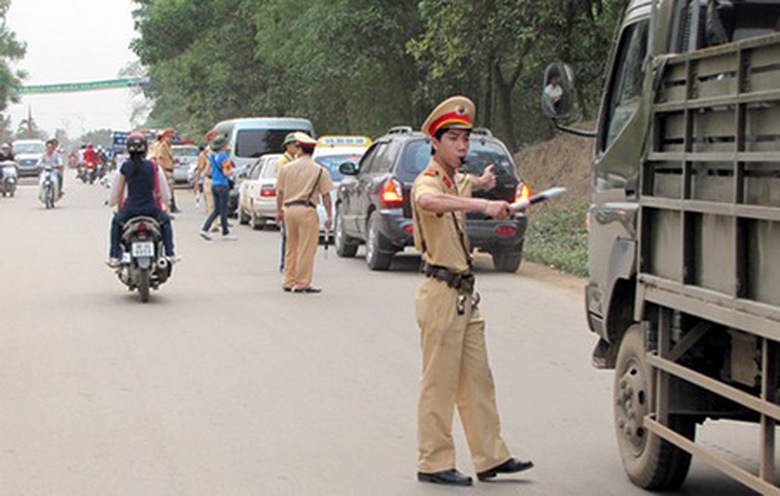Ph&acirc;n luồng giao th&ocirc;ng nhằm đảm bảo giao th&ocirc;ng th&ocirc;ng suốt trong dịp diễn ra Giỗ Tổ H&ugrave;ng Vương - Lễ hội Đền H&ugrave;ng năm 2014