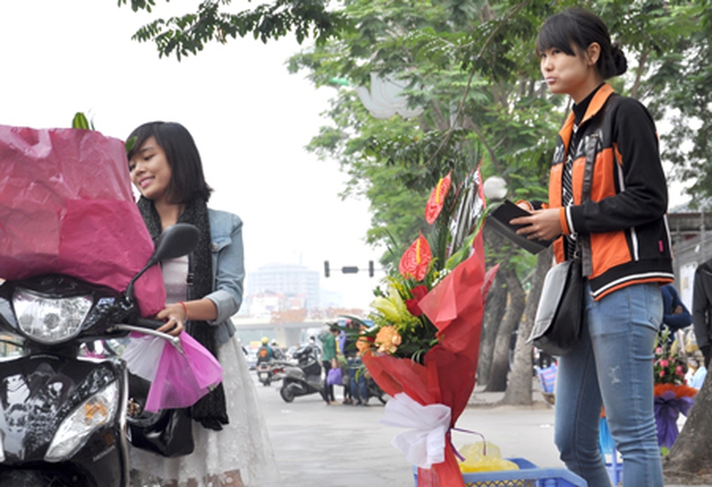 Tốt nghiệp Học viện Ngoại giao nhưng chưa xin được việc, chị NHH tranh thủ b&aacute;n hoa trước cổng c&aacute;c trường đại học v&agrave;o mỗi dịp lễ