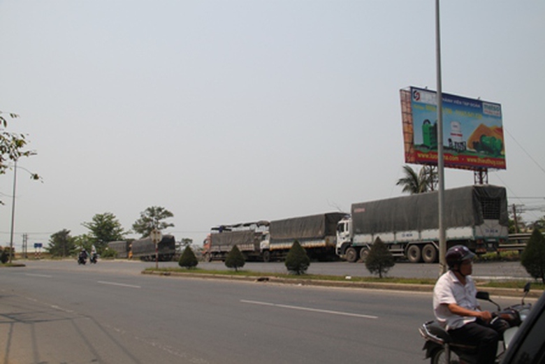 Cả đo&agrave;n xe cũng dừng lại tr&ecirc;n QL1, c&aacute;ch 3km để nghe ng&oacute;ng v&agrave; đợi 