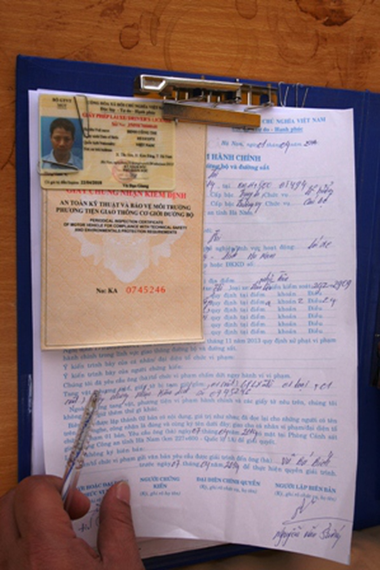 L&aacute;i xe vi pham bị tổ li&ecirc;n ng&agrave;nh lập bi&ecirc;n bản