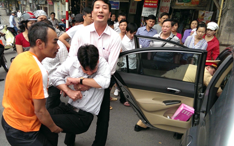 Đưa l&aacute;i xe say rượu ra khỏi &ocirc; t&ocirc;