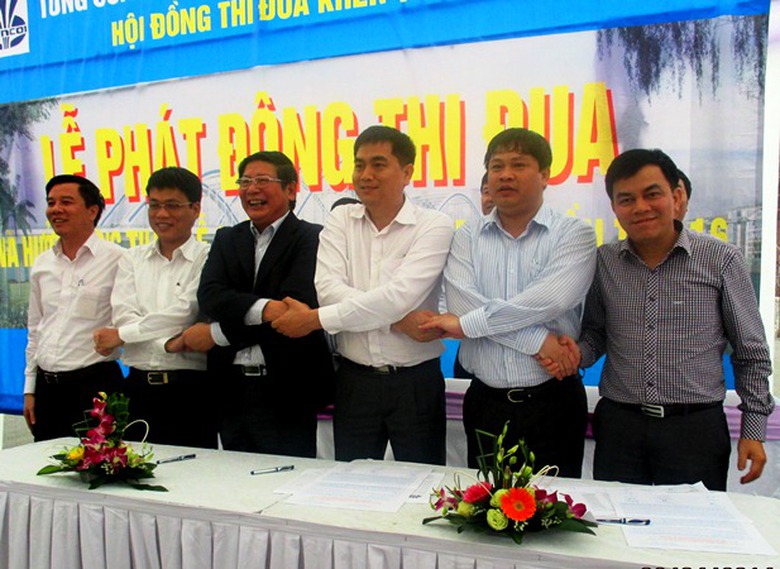 Lễ k&yacute; giao ước bảo đảm tiến độ, n&acirc;ng cao chất lượng v&agrave; bảo đảm ATVS-PCCN tr&ecirc;n c&ocirc;ng trường cầu Đ&ocirc;ng Tr&ugrave; (H&agrave; Nội)